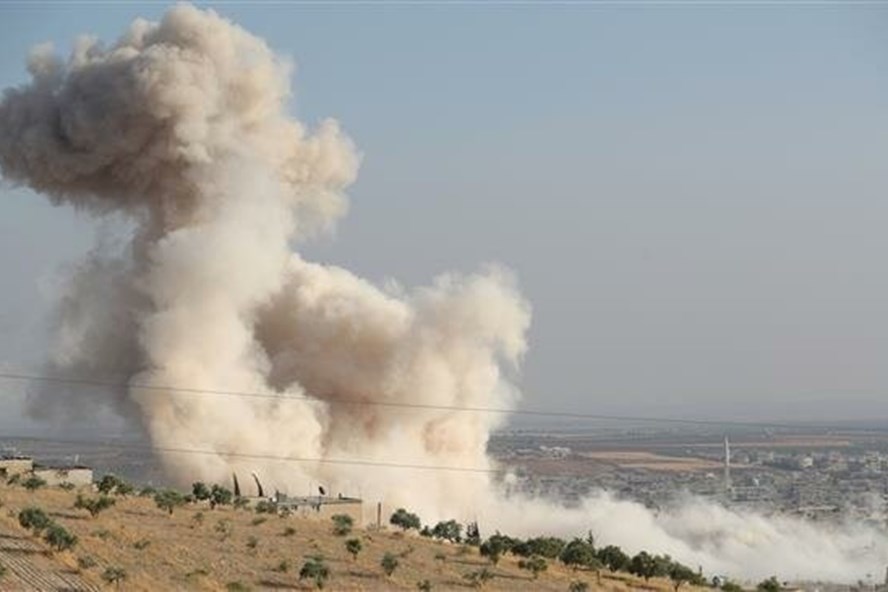  Khói ngút trời trong chiến dịch giành lại Idlib của lực lượng chính phủ Syria. Ảnh: AFP.