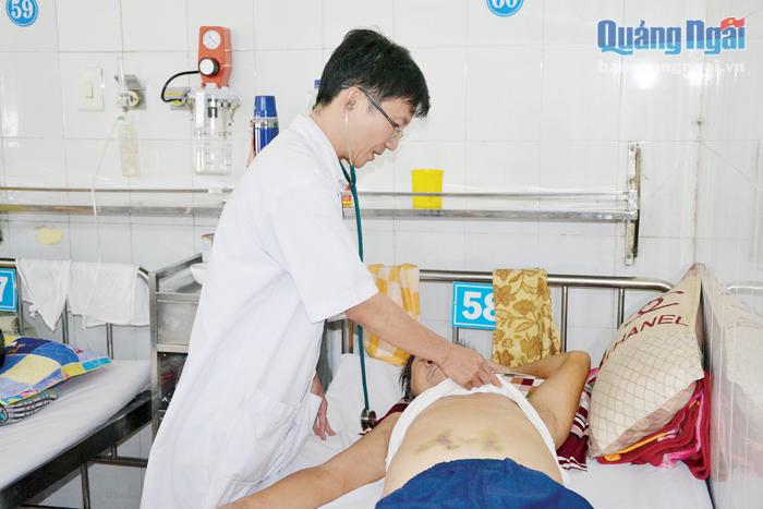 Bác sĩ Khoa Tim mạch - Lão khoa và Trung cao (Bệnh viện Đa khoa tỉnh) thăm khám cho người bệnh.    