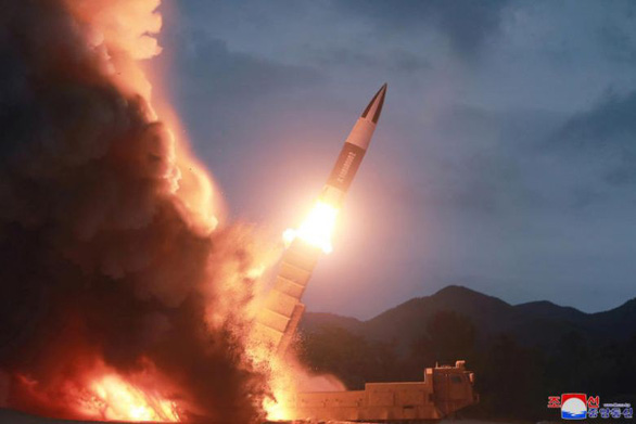  Hình ảnh Triều Tiên phóng thử vũ khí mới đăng tải ngày 11-8-2019 trên KCNA - Ảnh: REUTERS