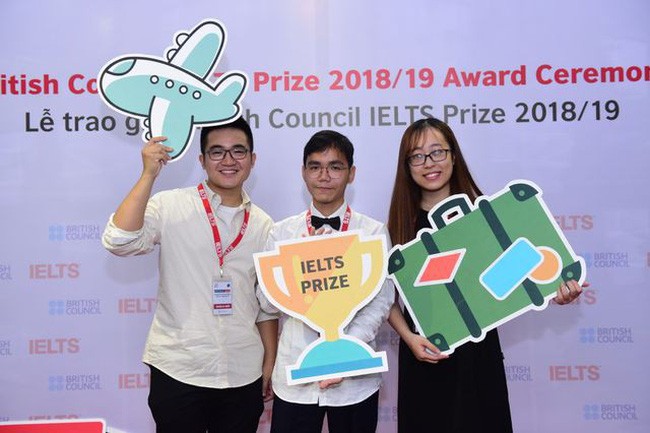  3 chủ nhân của Học bổng IELTS Prize: Nguyễn Đức Thịnh, Võ Tấn Thuận và Trương Minh Hằng (lần lượt từ trái qua phải)