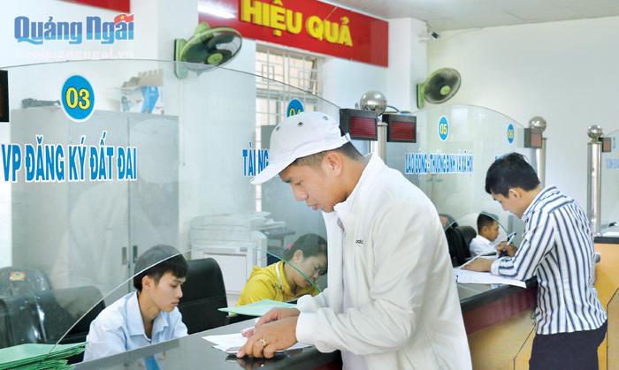 Cán bộ bộ phận một cửa huyện Bình Sơn nỗ lực giải quyết thủ tục hành chính cho người dân.