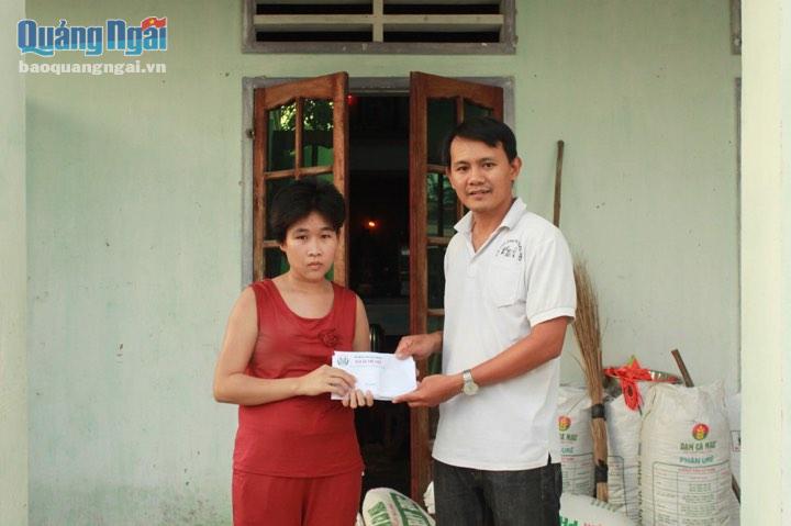 Chủ Nhiệm CLB Chim Cà phê Việt đến trao tận tay số tiền quyên góp được cho nạn nhân Lê Thị Kim Hoàng