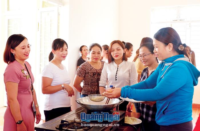 Phụ nữ xã Bình Thạnh (Bình Sơn) đang chế biến món ăn tại lớp dạy nghề nấu ăn do Trung tâm Giáo dục nghề nghiệp - Giáo dục thường xuyên huyện Bình Sơn tổ chức…