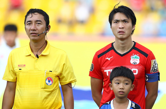 Trợ lý Nguyễn Trung Nam (trái) mắc sai sót trong bàn thua của HAGL. Ảnh: Quang Thịnh.