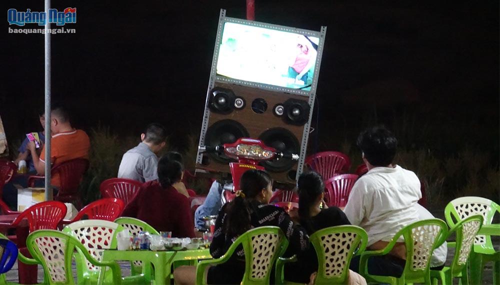 Karaoke tại Chợ đêm Sông Trà hoạt động 