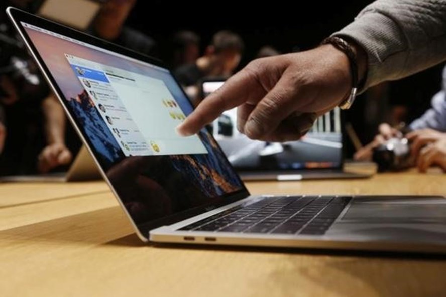 Một mẫu máy tính MacBook Pro tại sự kiện ra mắt năm 2017. Nguồn: Reuters
