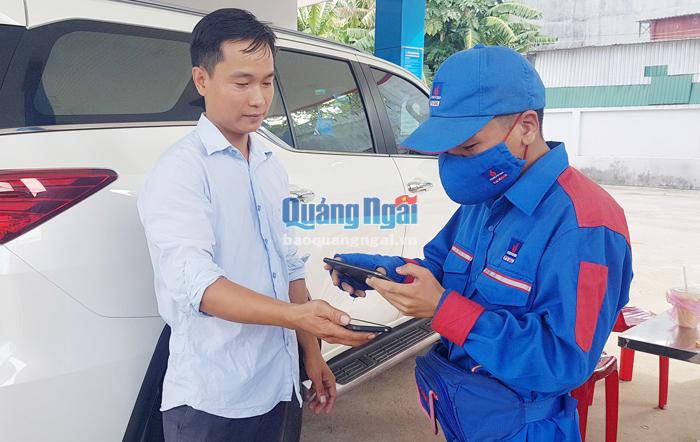 Khách hàng thanh toán qua ViettelPay bằng điện thoại khi đổ xăng tại Cửa hàng xăng dầu PV Oil Trần Phú (TP.Quảng Ngãi).