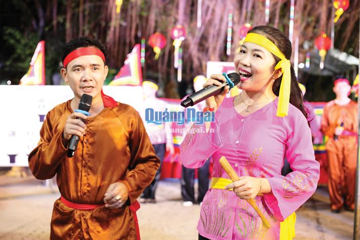 Các nghệ nhân biểu biểu bài chòi nhân dịp kỷ niệm 30 năm tái lập tỉnh Quảng Ngãi (1.7.1989 - 1.7.2019). Ảnh: THIÊN HẬU