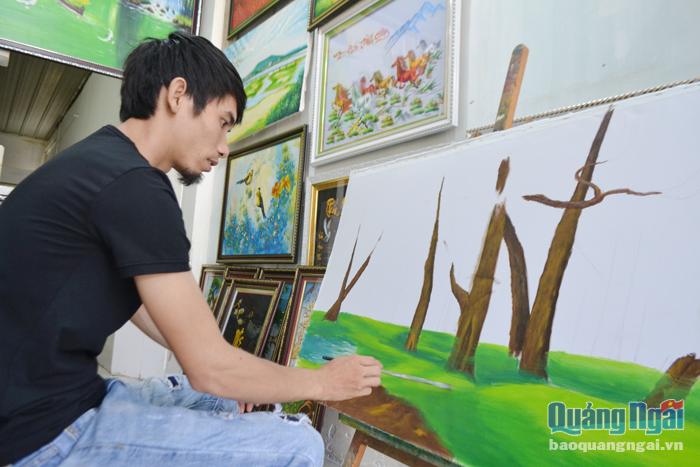 Anh Nguyễn Thanh Lâm say mê vẽ tranh.