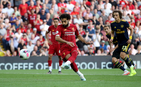   Mohamed Salah sút penalty nâng tỉ số lên 2-0 - Ảnh: REUTERS