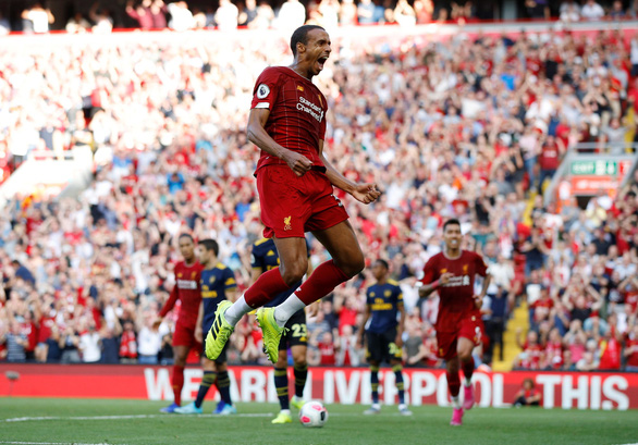  Joel Matip ăn mừng bàn mở tỉ số cho Liverpool - Ảnh: REUTERS