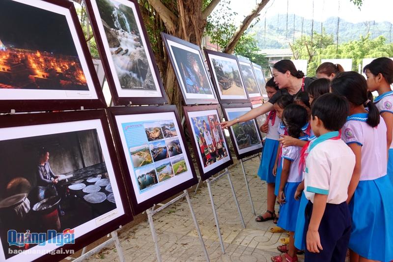 Triển lãm thu hút sự chú ý của nhiều tầng lớp nhân dân trên địa bàn huyện Trà Bồng