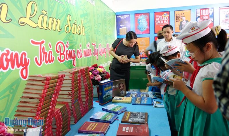 Học sinh trên địa bàn huyện Trà Bồng thích thú khi được tham dự triển lãm sách