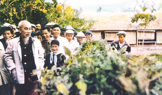 Bác về thăm quê ở Kim Liên, Nam Đàn, Nghệ An năm 1961 (ảnh tư liệu)