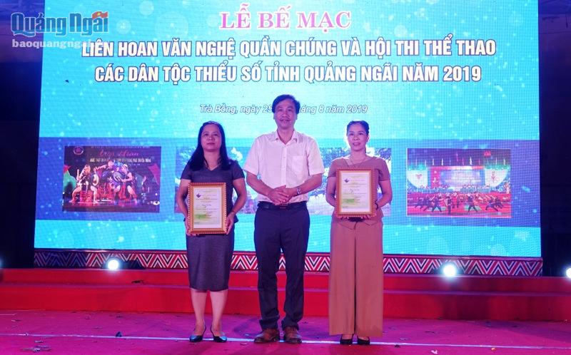 Ban Tổ chức trao giải Nhất toàn đoàn cho huyện Sơn Tịnh và Trà Bồng