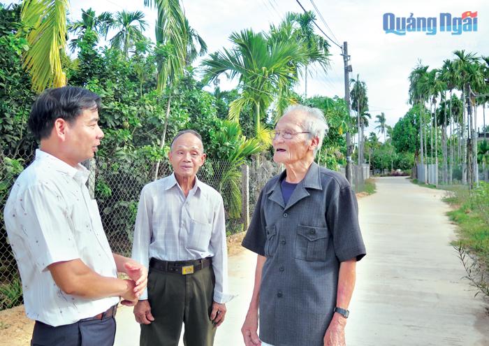 Đảng viên Nguyễn Quang Cảnh (92 tuổi), ở thôn Phú Vinh Đông (ngoài cùng bên phải) chia sẻ kinh nghiệm trong công tác xây dựng Đảng với lãnh đạo Đảng ủy thị trấn Chợ Chùa  (Nghĩa Hành).    