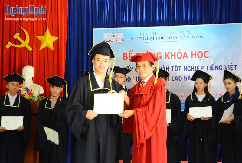Hiệu trưởng Trường ĐH Phạm Văn Đồng, TS.Nguyễn Đăng Vũ trao chứng nhận tốt nghiệp cho sinh viên.