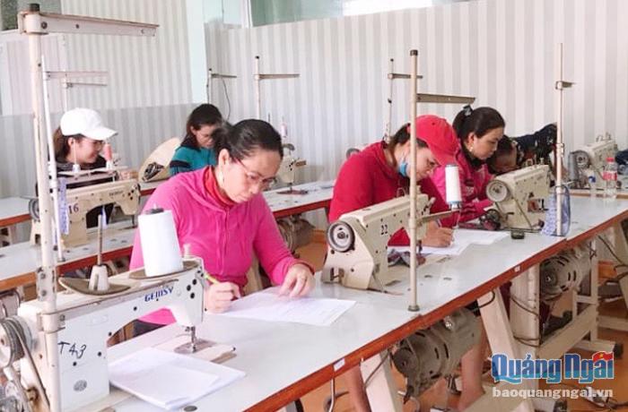 Hội LHPN xã Nghĩa An (TP.Quảng Ngãi) mở lớp dạy nghề may cho hội viên phụ nữ.