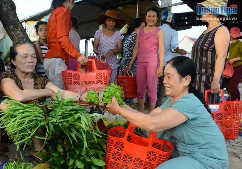 Phụ nữ thôn Long Bàn Bắc, xã Hành Minh (Nghĩa Hành) dùng giỏ nhựa đi chợ.