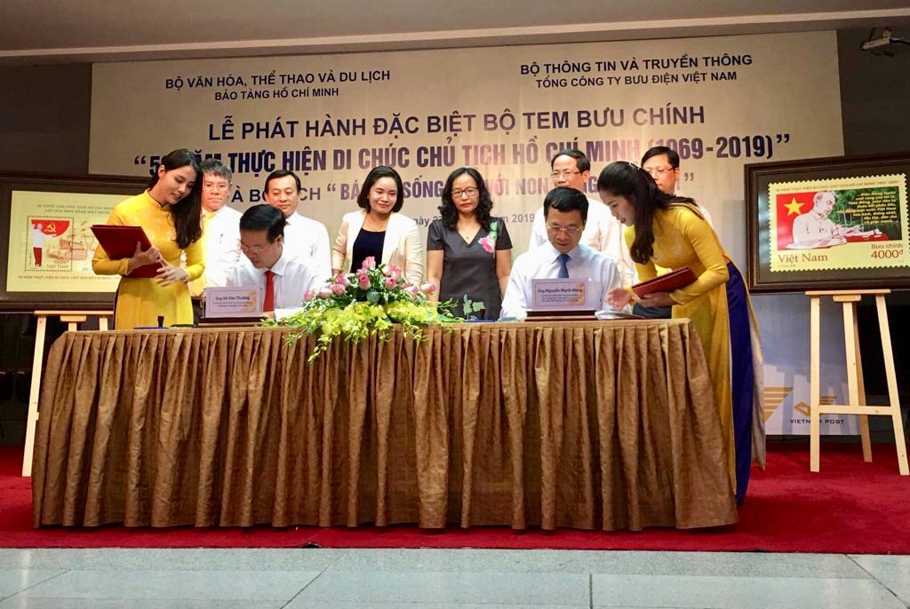 Đồng chí Võ Văn Thưởng và Bộ trưởng Bộ Thông tin và Truyền thông Nguyễn Mạnh Hùng đã ký Bìa phát hành đặc biệt bộ tem. Ảnh: VGP/Hiền Minh