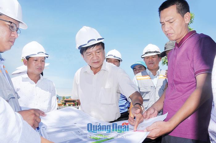 Chủ tịch UBND tỉnh Trần Ngọc Căng (thứ 3 từ trái sang) nghe các bên liên quan báo cáo về công tác tái định cư phục vụ dự án. ẢNH: LÊ ĐỨC