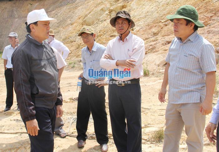 Phó Chủ tịch UBND tỉnh Võ Phiên (bên phải) kiểm tra thực tế tại khu tái định cư Mai Lãnh Hạ, xã Long Mai (Minh Long).