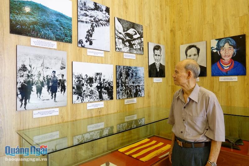 Ông Võ Quang Minh đến thăm Bảo tảng Khởi nghĩa Trà Bồng và xem lại những hiện vật, hình ảnh về cuộc khởi nghĩa năm xưa