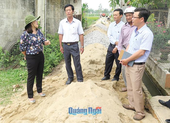 Bí thư Huyện ủy Bình Sơn Hà Thị Anh Thư kiểm tra việc làm đường giao thông nông thôn ở xã Bình Long.
