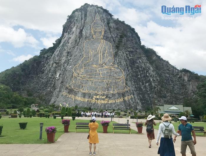 Tượng Phật được dát vàng tại Trân Bảo Phật Sơn gần Pattaya. Ảnh: Trần Đăng