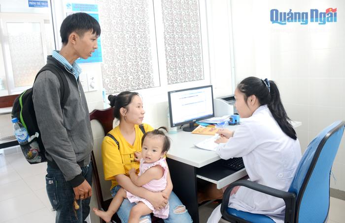 Nhiều cặp vợ chồng trẻ đến Bệnh viện Sản - Nhi tỉnh điều trị, tư vấn dinh dưỡng cho con.