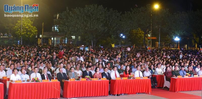Các đồng chí đại biểu và đông đảo nhân dân tham dự buổi lễ kỷ niệm