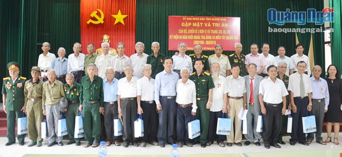 Lãnh đạo tỉnh chụp hình lưu niệm với cựu chiến binh 3 đơn vị vũ trang tại buổi gặp mặt.