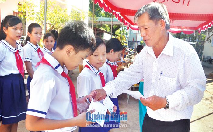 Niềm vui của học sinh xã Nghĩa Dõng khi được nhận học bổng Lê Hùng.