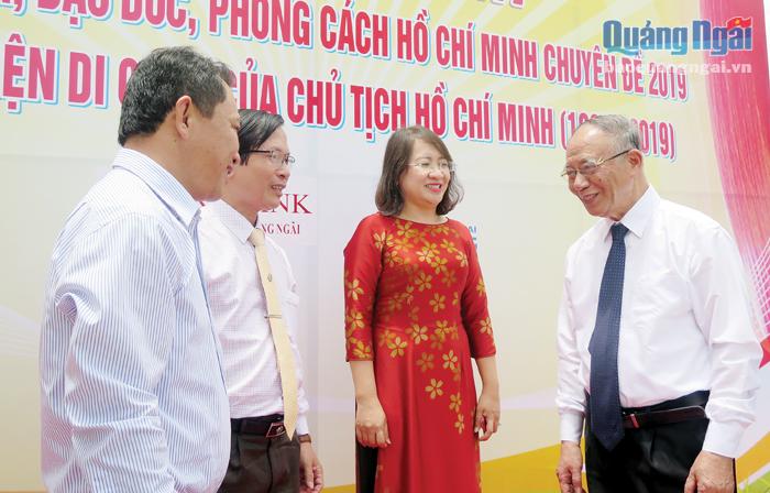  GS Hoàng Chí Bảo trò chuyện với cán bộ chủ chốt huyện Bình Sơn.    