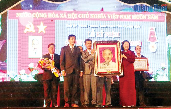 Phó Chủ tịch nước Đặng Thị Ngọc Thịnh tặng đồng bào Cor bức chân dung Chủ tịch Hồ Chí Minh.                                   Ảnh: PV