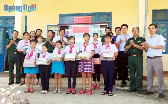  Cán bộ, chiến sĩ Hải đội 2 biên phòng ra mắt mô hình tủ sách thanh niên “Nâng bước em đến trường” tặng cho học sinh Trường THCS xã Bình Châu (Bình Sơn).    