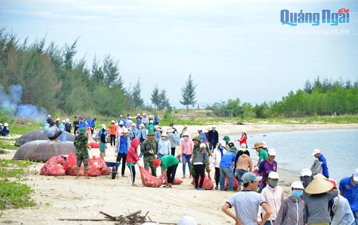 Sáng 4.8, hàng trăm người đã có mặt tại bãi biển Sa Cần, thôn Hải Ninh, xã Bình Thạnh, huyện Bình Sơn để tham gia dọn rác. 