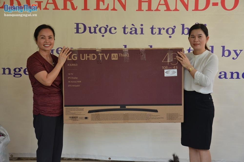 đại diện tổ chức Children Of Vietnam tặng nhiều phần quà cho điểm trường thôn Tà Dô