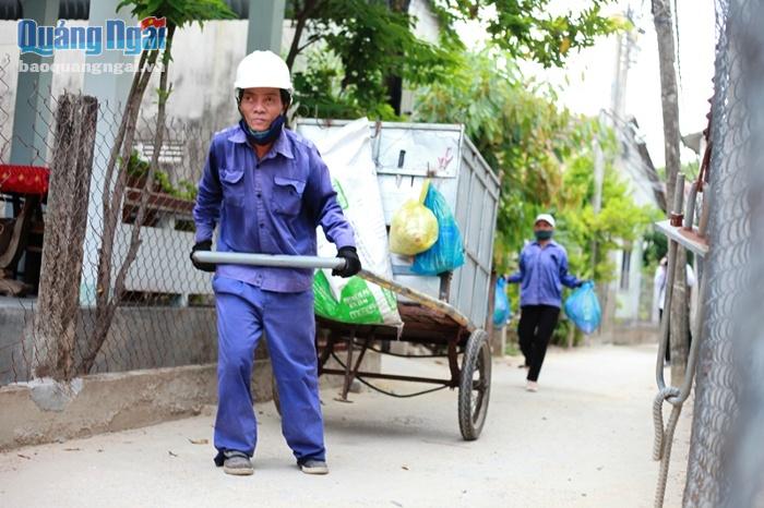 Ông Sơn cùng vợ đi thu gom rác tại các xóm trong thôn Hải Ninh.