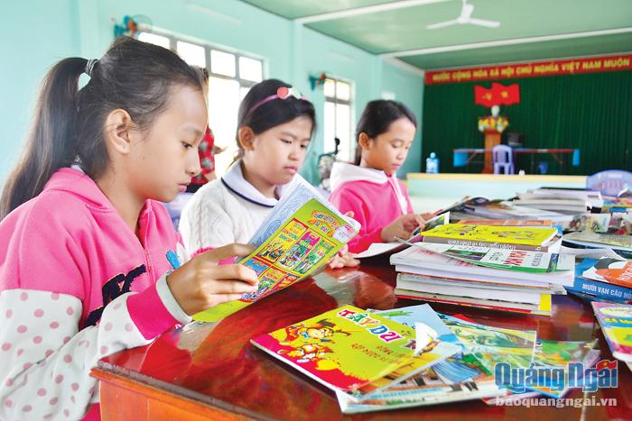 Trẻ em đọc sách báo tại Nhà văn hóa thôn Mỹ Huệ 1, xã Bình Dương (Bình Sơn).