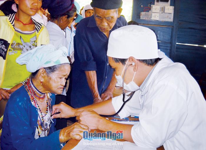 Công tác chăm sóc sức khỏe ban đầu cho người dân xã Long Môn (Minh Long) ngày càng được nâng cao.
