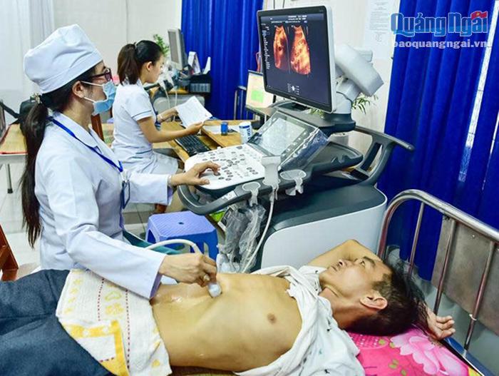 Người dân đến khám chữa bệnh tại Trung tâm Y tế huyện Bình Sơn.