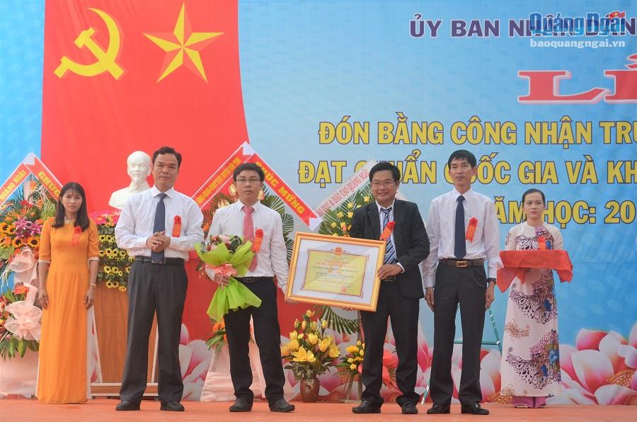 Phó Chủ tịch UBND tỉnh Đặng Ngọc Dũng trao bằng công nhận đạt chuẩn Quốc gia cho trường THCS Tịnh Bình