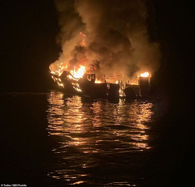 Con tàu cháy dữ dội trong đêm trước khi chìm xuống (Ảnh: Twitter)