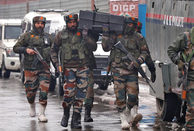 Binh sỹ Ấn Độ triển khai tại Kashmir. (Ảnh: Reuters)