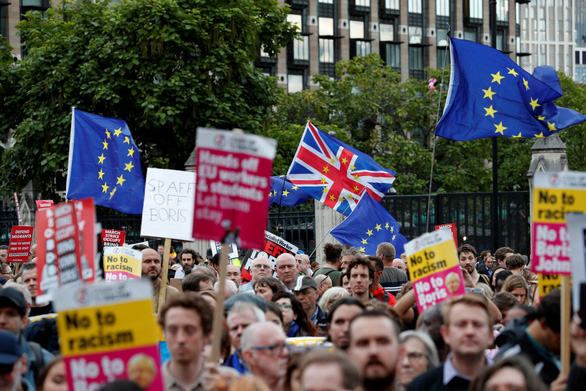  Những người phản đối Brexit, mong muốn Anh tiếp tục là một phần của EU, tập trung biểu tình bên ngoài trụ sở quốc hội Anh ngày 3-9 - Ảnh: REUTERS