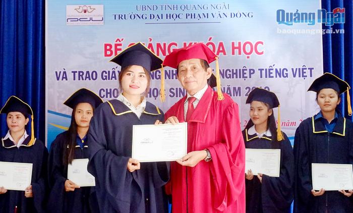  Hiệu trưởng Trường Đại học Phạm Văn Đồng Nguyễn Đăng Vũ trao chứng nhận tốt nghiệp khóa học tiếng Việt cho sinh viên Lào.