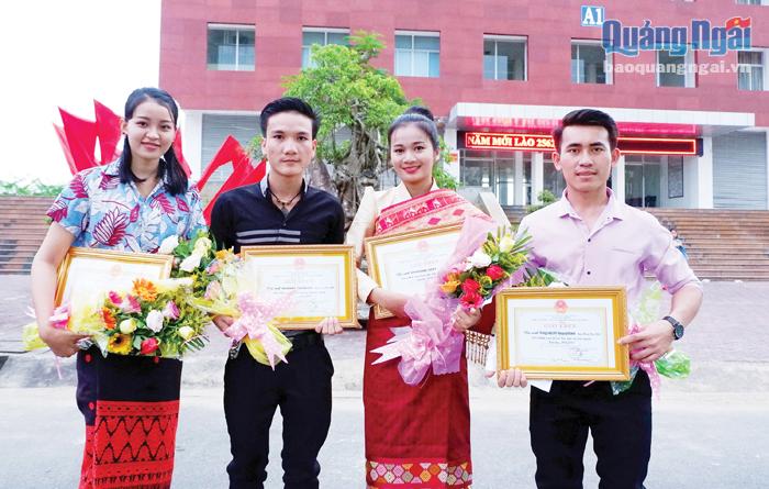 Các du học sinh Lào được tuyên dương về thành tích học tập và rèn luyện tốt ở ngày tết Bunpimay do Trường Đại học Phạm Văn Đồng tổ chức tháng 4 vừa qua. 