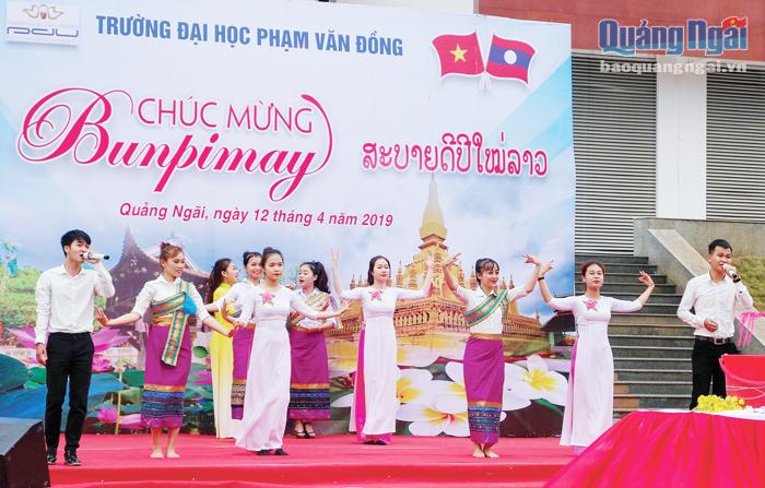  Trường Đại học Phạm Văn Đồng luôn tạo điều kiện cho sinh viên Lào tham gia học tập và rèn luyện ngoại khóa cùng sinh viên Việt Nam.    