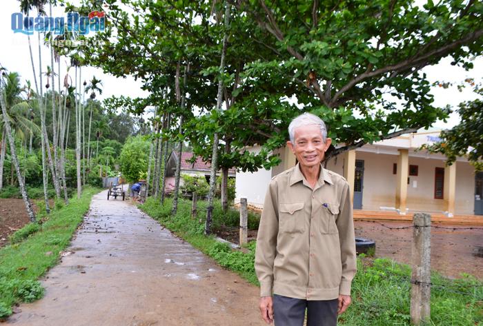   Bí thư chi bộ thôn An Hải, xã Bình Châu (Bình Sơn) Nguyễn Hữu Thịnh đi trên những con đường do ông góp sức vận động.